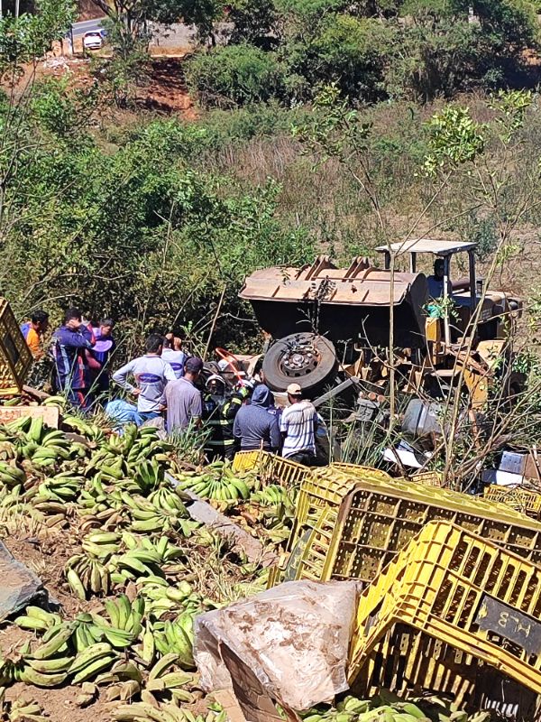 Caetité: Caminhão carregado de bananas tomba na BR-030 — imagem 2